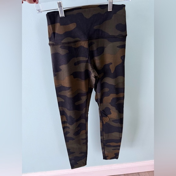 Victoria's Secret Ultimate PINK Camo High Waisted Athletic Leggings Small - Picture 1 of 3